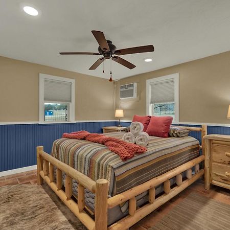 Ohana Ranch Cabin - 12 Minutes To Historic Main St فريدريكسبيرغ المظهر الخارجي الصورة