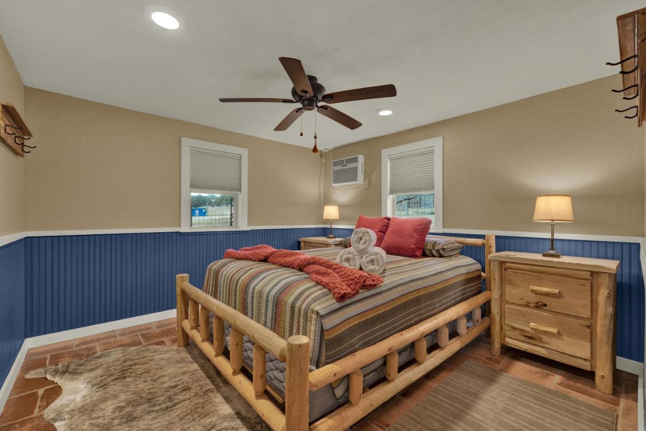 Ohana Ranch Cabin - 12 Minutes To Historic Main St فريدريكسبيرغ المظهر الخارجي الصورة